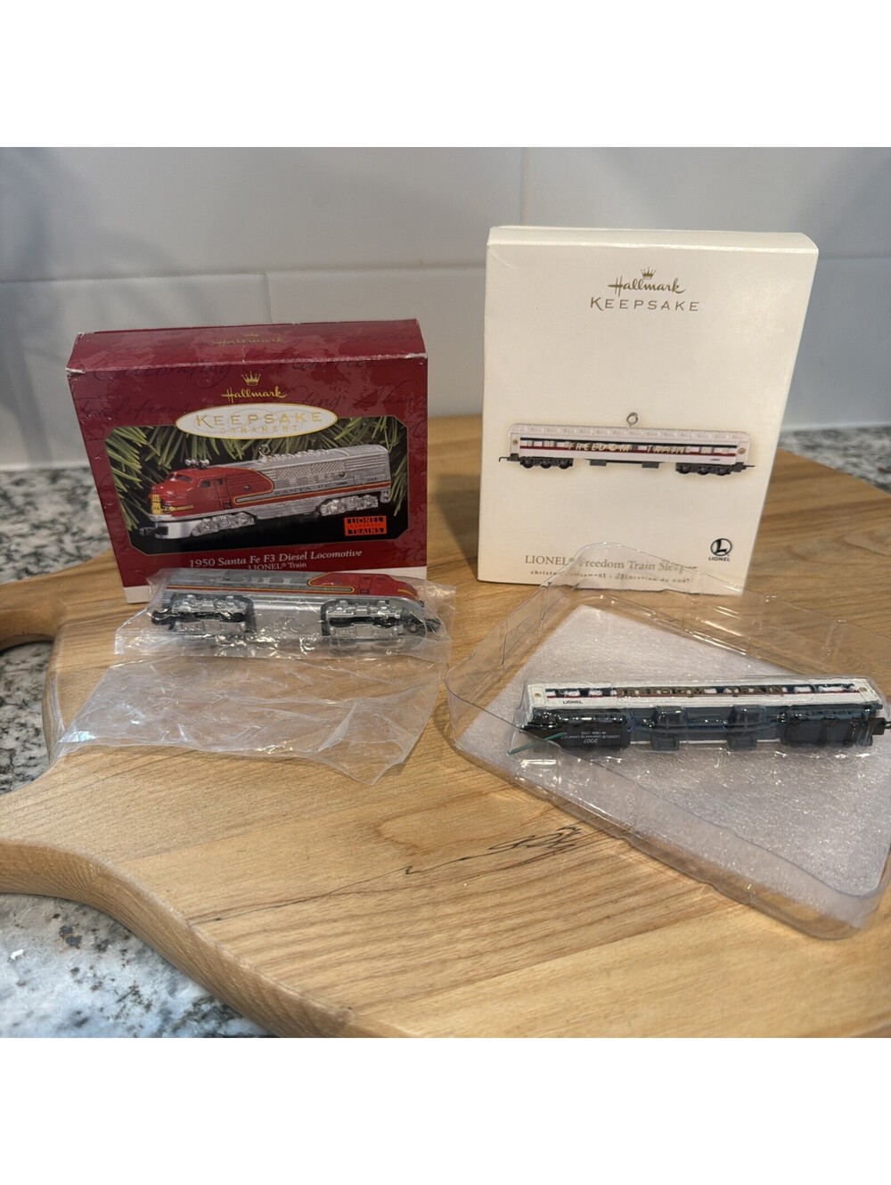 2007 Hallmark LIONEL FREEDOM TRAIN SLEEPER Car And 1997-1950 Santa Fe F3 Diesel